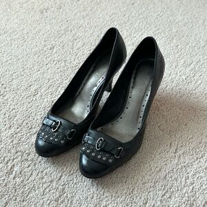 Michelle D Low Heel Pump with Buckle Toe Details, black, size 6.5